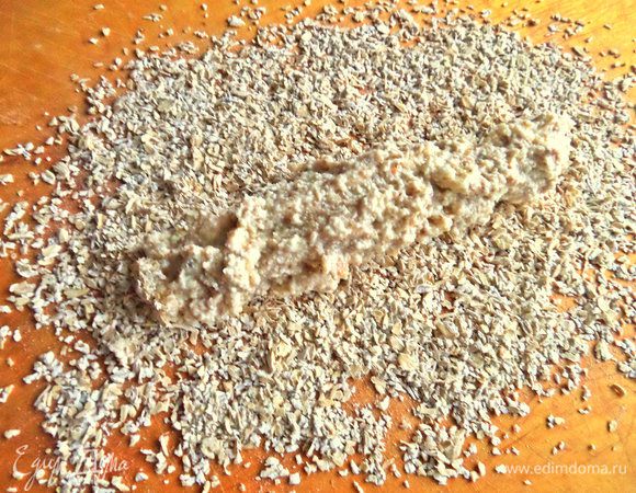 Насыпаем на доску отруби и выкладываем на них треть теста — это будет одна порция вареничков.