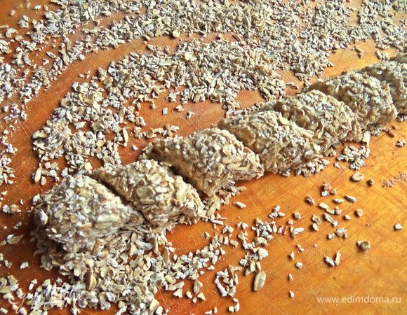 Катаем колбаску и нарежем на порции, как обычные вареники.