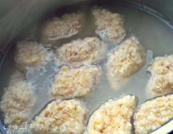 В кипящую воду осторожно опускаем вареники (они нежные!) и помогаем ложкой отделиться от дна. Варим 5 минут, переносим первую партию на тарелку.