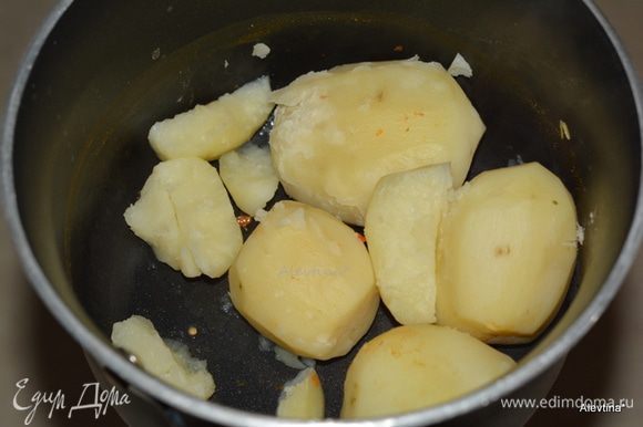 Картофель отварить в соленой воде. Толкушкой размять картофель, добавить соль и черный перец, кефир. Добавить яйцо и оливковое масло.