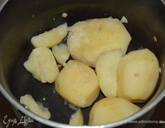 Картофель отварить в соленой воде. Толкушкой размять картофель, добавить соль и черный перец, кефир. Добавить яйцо и оливковое масло.