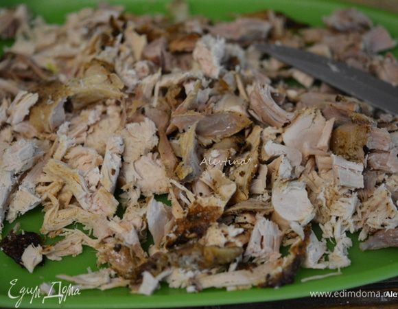 Готовую индюшку или курицу  порезать кубиками или полосками без кожуры.