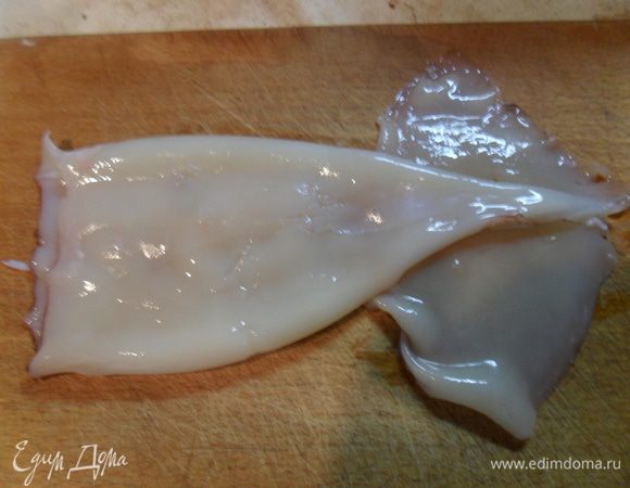 Кальмары очистить и кинув в кипящую подсоленную воду отварить 20-30 секунд. После сразу отправить под холодную воду.