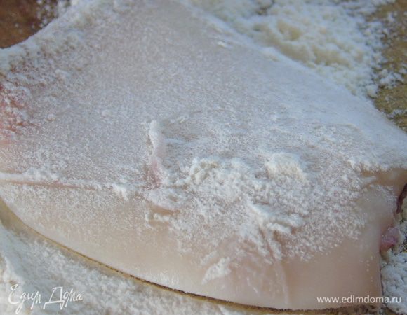 Разрезать кальмары на порционные кусочки и обвалять в муке.