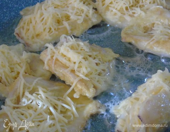 Обжарив до золотистости с одной стороны, перевернуть и щедро присыпать сыром, накрыть крышкой и выключить огонь.