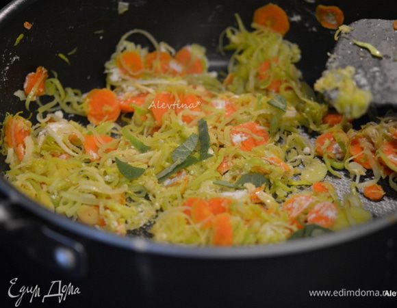 Добавить вино, дать разойтись. Затем муку, шалфей свежий порезанный. Помешиваем 2 минуты.