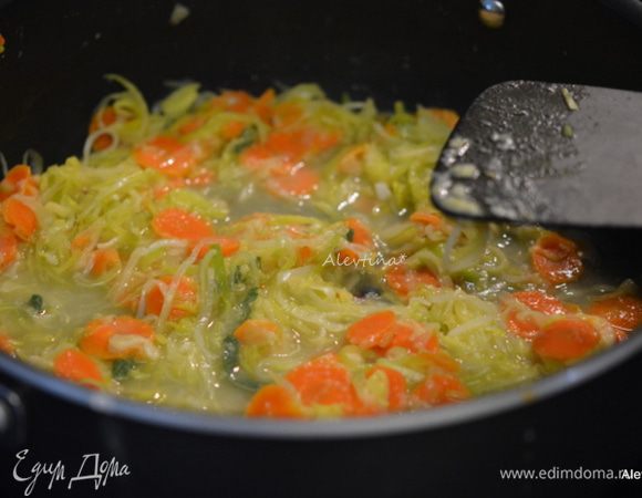 Влить куриный бульон и тушим примерно 5 минут.