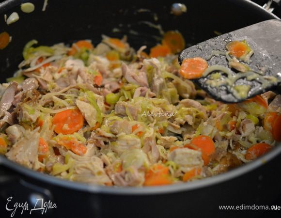 Добавить индюшку, соль и перец по вкусу. Перемешать.