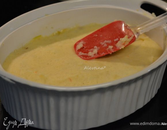 Сверху картофельное пюре. Разровнять. Поставить в горячую духовку на 25-30 минут до золотистого цвета.