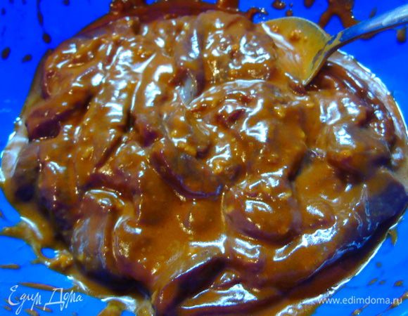 В мисочке смешайте крахмал, соевый соус, пропущенный через пресс чеснок и паприку. Перемешайте и отправьте в эту смесь печенку. Накройте пленкой и оставьте на 30 минут.