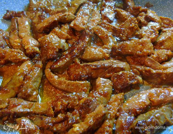 На разогретой сковороде на сильном огне обжарьте печенку.