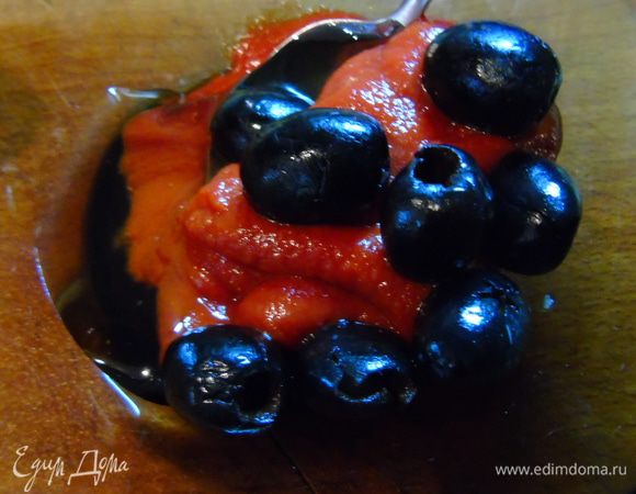 В отдельной мисочке смешайте мед, томатную пасту и маслины.