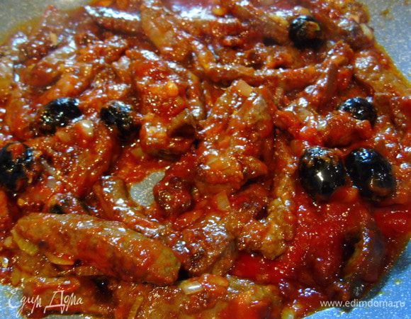 Добавляем эту смесь к печенке, перемешиваем, уменьшаем огонь и тушим 5 минут.