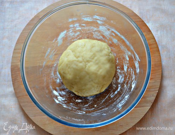 Для теста просейте муку. Добавьте щепотку соли, карри (для жёлтого цвета, по желанию) и разрыхлитель. Масло (комнатной температуры) разотрите с сахаром, добавьте сметану и перемешайте. Всыпьте мучную смесь и замесите мягкое тесто. Заверните его в пищевую плёнку и положите на 30 минут в холодильник.