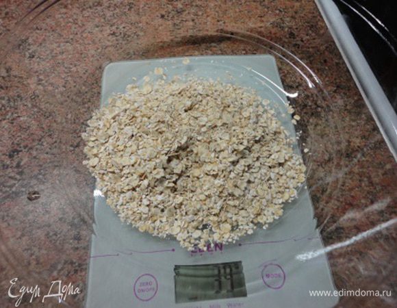 Овсяные хлопья можно сразу высыпать в посуду, из которой вы собираетесь есть. Это тоже экономит время. Тарелочку возьмите побольше той, что у меня на главном фото — у меня не вся вишня и сок вошли в нее.