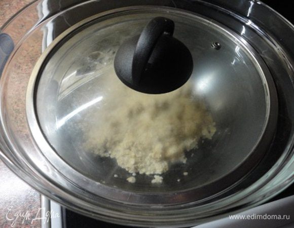 Залейте половиной стакана кипятка и накройте.