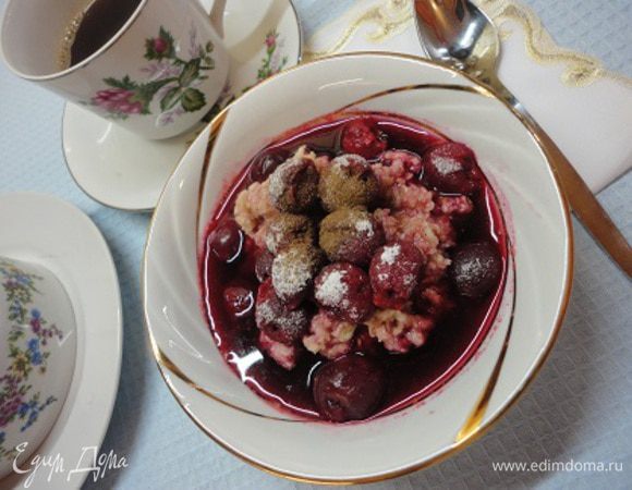 Заливаем распарившиеся овсяные хлопья вишней с сиропом. Тут мне пришла идея посыпать все сахарной пудрой, за эту мысль сразу же зацепилась другая — куда же без корицы? Вот так и получилась невероятная вкуснятина!