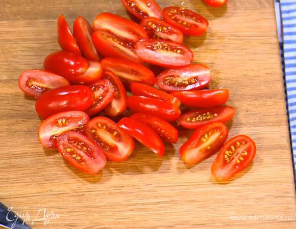 Помидоры разрезать вдоль пополам, выложить в небольшую форму для запекания, посолить, поперчить, посыпать корицей и полить медом.