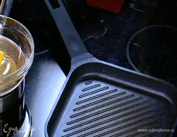 Разогреть сковороду-гриль.