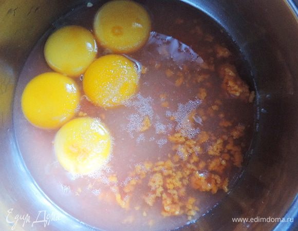 Берем желтки, сок, сахар и цедру, складываем в сотейник.