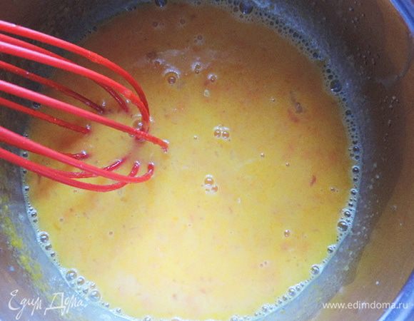 Перемешиваем венчиком до однородности.