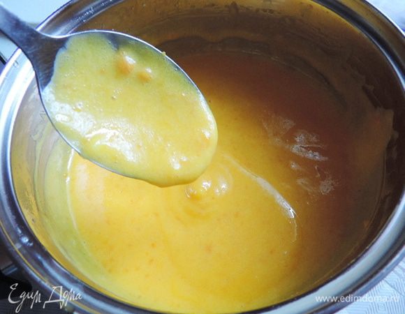 Ставим сотейник на средний огонь, постоянно помешивая, доводим массу до температуры 83-84°C. Если градусника нет, то варим до загустения, но не даем закипеть.
Убираем крем с огня, добавляем предварительно замоченный в двух столовых ложках воды и растопленный желатин, перемешиваем, даем остыть до комнатной температуры под пищевой пленкой. Пленку кладем на поверхность крема, сотейник для ускорения процесса можно поместить в емкость с холодной водой.