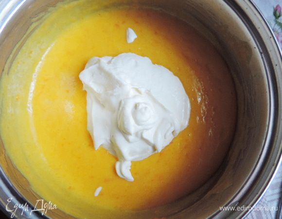 Взбиваем сливки до устойчивого состояния, не пытайтесь взбить их до твердых пиков, иначе в креме они могут пойти крупинками. Добавляем взбитые сливки в остывший крем и аккуратно перемешиваем лопаткой.