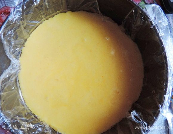 Выкладываем полученный крем в форму диаметром 18 см, предварительно прокладываем форму пищевой пленкой и убираем в морозилку минимум на два часа, но чем больше, тем лучше.