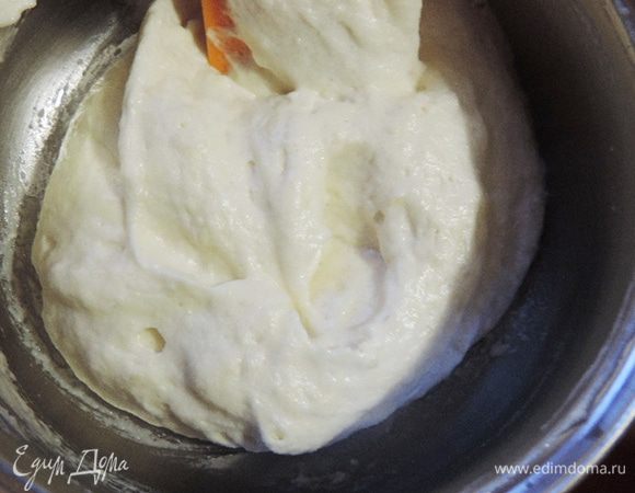 Очень аккуратно и деликатно перешиваем лопаткой движениями сверху вниз, от краев к центру.