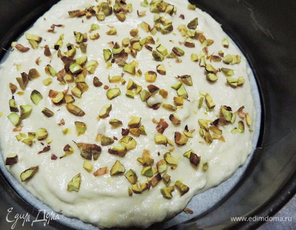 Форма для выпечки не обязательна. Можно просто нарисовать на пергаменте круг диаметром 18см, выложить тесто и посыпать сверху грубо нарубленными фисташками.