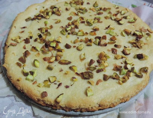 Выпекаем бисквит в разогретой до 170°C духовке примерно 15-20 минут до золотистого цвета. Следите, чтобы фисташки не подгорели.