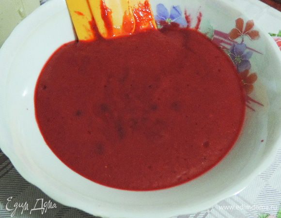 Для малинового мусса можно взять малину как свежую, так и замороженную. Последнюю нужно предварительно разморозить и слить лишнюю жидкость.
Малину пюрируем блендером и протираем через сито, чтоб избавиться от косточек. В рецепте указан вес самой малины, а не готового пюре!