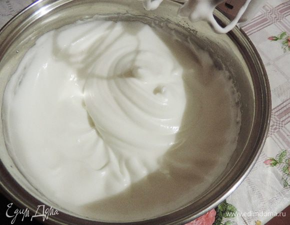 Для мусса нам также понадобиться приготовить итальянскую меренгу из сахара, воды и белков. Пошаговые фото процесса и подробное описание можно посмотреть здесь http://www.edimdoma.ru/retsepty/73025-klyukvennyy-tort-muss-s-mindalnym-praline-prazdnichnyy.
Я лишь повторю порядок приготовления. Варим сироп из сахара и воды, увариваем его до температуры 116 градусов или до пробы на мягкий шарик. Параллельно этому взбиваем до устойчивых пиков белки.Во взбитые белки тоненькой струйкой при постоянном взбивании влить кипящий сироп. Затем ввести заранее замоченный в 3 столовых ложках воды и растопленный желатин. После - сразу же поставить емкость с кремом в большую посудину с ледяной водой. Продолжить взбивать на высокой скорости миксера, пока крем не остынет до температуры ниже комнатной и не загустеет. 