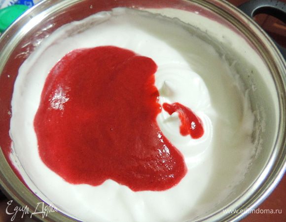 В два этапа соединяем наше малиновое пюре с остывшей меренгой
