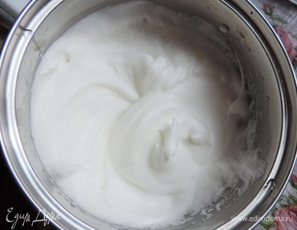 Для бисквита белки (примерно 2 штуки от средних яиц) взбиваем до устойчивый пиков. Если перевернуть емкость, белки не должны выпасть.
Когда белки достигли нужной консистенции, постепенно добавляем сахар.