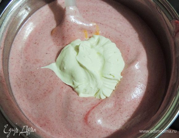 Сливки взбить до мягких пиков и аккуратно соединить с полученным кремом в два приема.