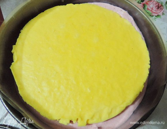 Затем по центру кладем диск замороженного грейпфрутового крема.