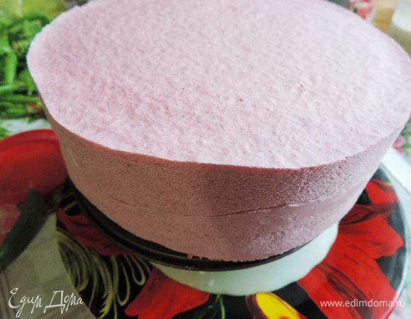 Даем глазури остыть до 30°C, она должна начать густеть и поливаем ей торт. Для этого торт ставим на решетку или на перевернутую глубокую тарелку, под которые ставим большое блюдо, чтоб глазурь туда стекала. 
Заливаем торт глазурью, даем ей стечь, не помогая. 
Правильно приготовленная глазурь дает идеальную зеркальную поверхность и очень быстро застывает на замороженном торте. 
На этом этапе сфотографировать торт с застывающей глазурью я благополучно забыла.