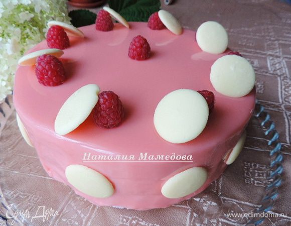 А дальше украшаем торт по своему желанию Если у вас есть свежая малина, то поверхность торта можно украсить крупными красивыми ягодами. Если вы готовите торт не в сезон свежей малины, то можете воспользоваться жевательными конфетками-малинками. Еще для декора я использовала готовые диски из белого шоколада, если у вас их нет готовых, вы с легкость можете сами их подготовить заранее из растопленного белого шоколада