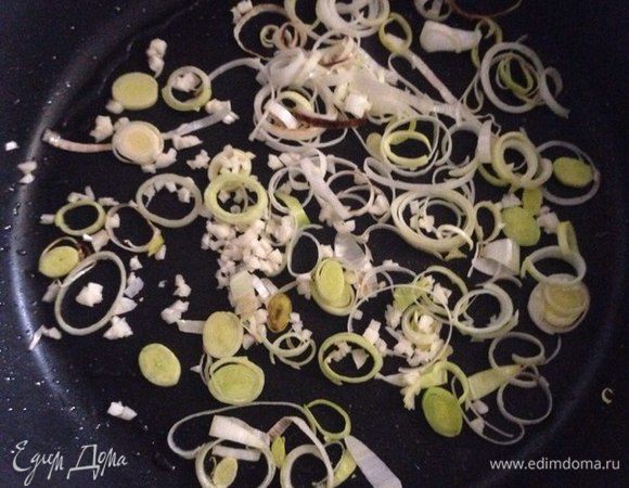 Обжариваем лук порей с чесноком, буквально, чтобы все немного поджарилось с добавлением 2 столовых ложек оливкового масла. И даем остыть.
