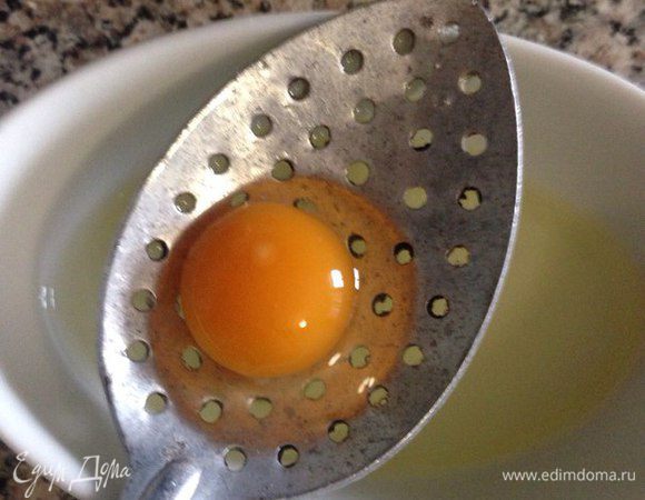 Делаем яйцо пашот. Я перед тем как опустить яйцо в воду, даю лишней жидкости с белка с течь. Для этого в кастрюле наливаем воду 0,5 л и 0,5 ч.л уксуса и ждем пока закипит, потом делаем воронку в воде венчиком и выливаем туда яйцо. Яйца пашот варятся в воде с уксусом не больше 1 минуты, достаем его шумовкой из кастрюли и кладем на бумажное полотенце.