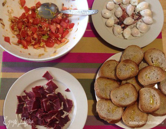 Теперь режем помидоры и смешиваем в тарелке с обжаренным лук-пореем немного подсолить и поперчить. Режем бастурму. Брускетты нужно поджарить в тостере или на гриле без масла, и затем сбрызнуть оливковым маслом. Яйца пашот переложить на тарелку и поперчить . Собираем брускетты и можно кушать!