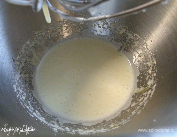 Взбить яйцо с сахаром и солью до бела и увеличения в объеме в 3 раза.