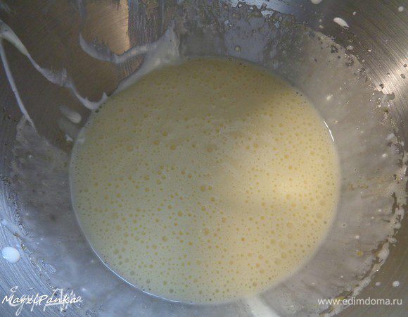 Добавить сметану и еще раз взбить.