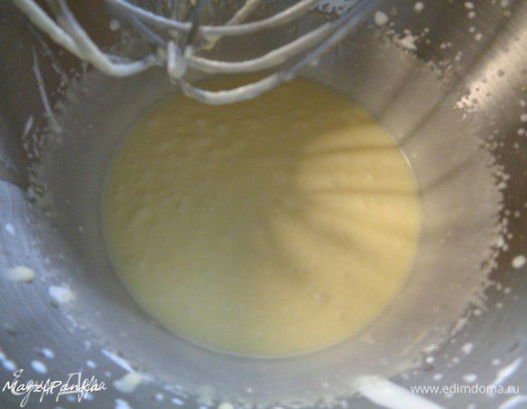 Затем добавить остывшее сливочное масло.