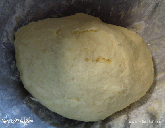 Муку смешать с разрыхлителем, добавить к сметанно-яично-масляной смеси и тщательно вымесить тесто. Если муки окажется недостаточно - подсыпать еще по 1 ст.л. Готовое тесто должно быть мягким и не липнущим к рукам.
Отправить тесто в морозилку (не больше, чем на 10 минут) или в холодильник на 20-30 минут.