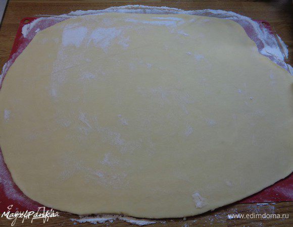 Остывшее тесто раскатать в пласт толщиной около 3 мм. 