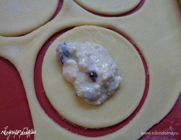 С одной стороны кружочка выкладываем начинку,