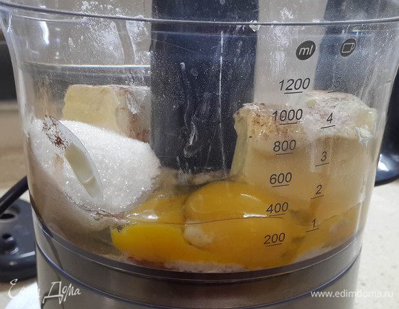 Масло из холодильника нарезать на куски. Взбить в блендере вместе с сахаром, ванилином, кардамоном, яйцами.