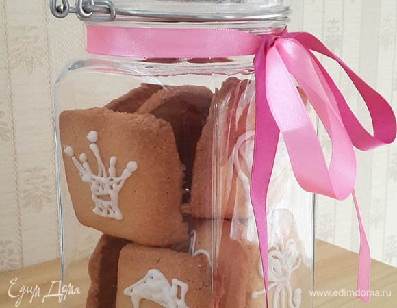 Сложить готовое печенье в герметичную банку, где его можно хранить пару недель точно.